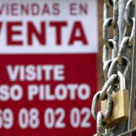 Un cartel anunciador de venta pisos cuelga de una fachada de una nueva promoción en Madrid.