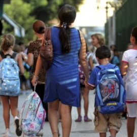 Uno de los gastos más complejos de afrontar para estas familias es el gasto extra en educación que supone la vuelta al cole.- EFE