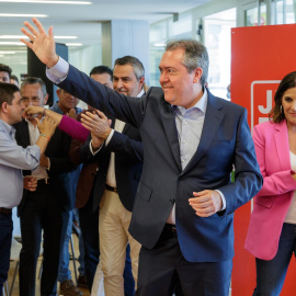 El candidato del PSOE a la presidencia de la Junta de Andalucía, Juan Espadas, saluda durante la presentación hoy miércoles en Sevilla del programa electoral de su partido para las elecciones del 19 de junio.