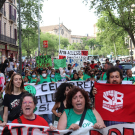 La capçalera de la manifestació convocada per una cinquantena d'enitats al centre de Barcelona contra l'encariment "insostenible" de la vida.