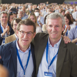 El presidente del Partido Popular, Alberto Núñez Feijóo (i), junto al nuevo líder del partido en Galicia, Alfonso Rueda (d), durante el 18 Congreso del PPdeG celebrado en Pontevedra.