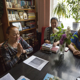 Reunión de la responsable de las Madres de Soldados, Valentyna Vasylivna (i) en la sede de Kiev, con dos mujeres que han perdido familiares en las guerras de Ucrania.