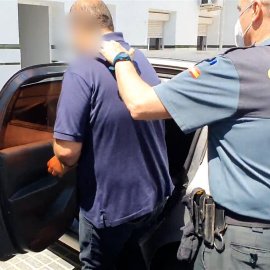 La Guardia Civil ha detenido en Mairena del Aljarafe (Sevilla) a un hombre que grababa con su móvil a trabajadoras y usuarias de una clínica de reconocimientos médicos mientras se cambiaban en el baño, para lo que utilizaba perforaciones que había re