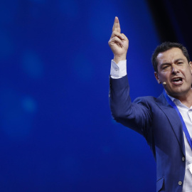 El presidente de la Junta de Andalucía, Juanma Moreno, interviene durante el 17 Congreso Autonómico Extraordinario del PP que se celebra en el recinto IFEMA de Madrid.