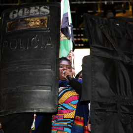 Personal de seguridad cubre con escudos a la candidata a la Vicepresidencia Francia Márquez, líder social y compañera de formula del candidato presidencial de la coalición de izquierdas Pacto Histórico, Gustavo Petro, durante un acto de cierre de cam