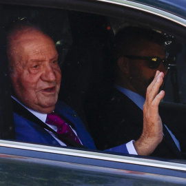 El rey Juan Carlos saluda a su llegada este lunes al Palacio de la Zarzuela de Madrid.