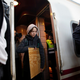Greta Thunberg baja del tren a su llegada a Madrid desde Lisboa./ REUTERS