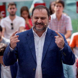 El ministro de Fomento, José Luís Ábalos, interviene en el acto político de los socialistas catalanes con militantes celebrado en L'Hospitalet. EFE/ Enric Fontcuberta