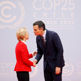 El presidente del Gobierno en funciones, Pedro Sánchez (d), saluda a la presidenta de la Comisión Europea, Ursula von der Leyen. - EFE