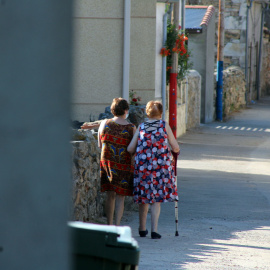 Castilla y León se vacía y envejece; en la imagen, dos mujeres mayores caminan por un pueblo de Salamanca