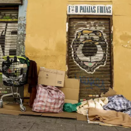 Persona durmiendo en la calle (foto archivo) / Europa Press