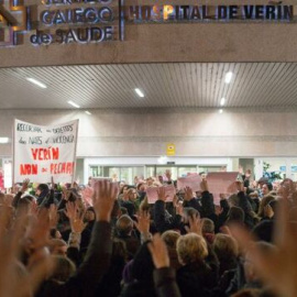 Profesionales del hospital comarcal de Verín en una protesta contra las "falacias" del presidente de la Xunta, Alberto Núñez Feijóo, y su conselleiro de Sanidad, Jesús Vázquez Almuiña.-  EFE