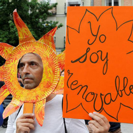 Un millar de manifestantes exigen un mundo libro de combustibles fósiles, esta tarde en la Plaza del Museo Reina Sofía, en Madrid.- EFE