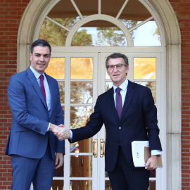 El presidente del Gobierno, Pedro Sánchez, junto al nuevo líder del PP, Alberto Nuñez Feijóo, durante su reunión en Moncloa el pasado jueves.