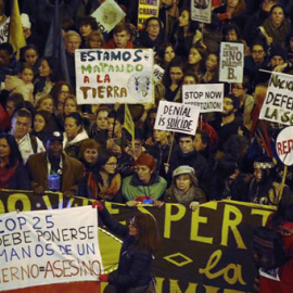 Miles de personas participan en la Marcha por el Clima en Madrid, que Greta Thunberg ha abandonado por motivos de seguridad. / EFE