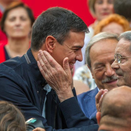 El presidente del Gobierno, Pedro Sánchez, saluda a un simpatizante durante su primer acto público del PSOE desde que accedió a la jefatura del Ejecutivo y coincidiendo con sus cien días de gestión desde que prometió el cargo ante el Rey, hoy en Ovi