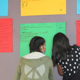 Dos niñas juegan en uno de los talleres de 'Alzando la voz'.