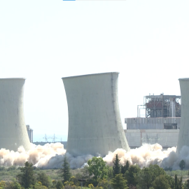 Proceso de voladura de las tres torres de refrigeración de la central térmica de Andorra, en Teruel