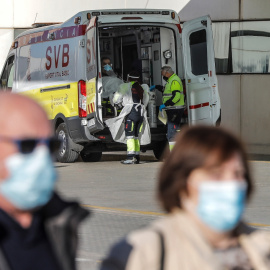 (18/1/2021) Una ambulancia en el acceso de urgencias del Hospital de La Fe, donde han sido trasladados algunos afectados. (Archivo).