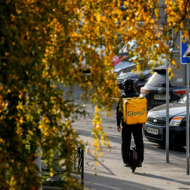 Un repartidor del Glovo sobre un patinete eléctrico en Kiev./ Gleb Garanich (Reuters)