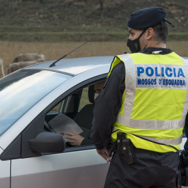 06/05/2022. Un mosso d'esquadra para a un coche durante un control policial en Ripollo (Girona), a a 24 de diciembre de 2020.