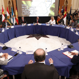 Imagen de los presidentes de Aragón, Galicia, CyL, Asturias, La Rioja y Castilla-La Mancha, en su encuentro en Zaragoza. E.P.