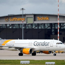25/09/2019.- Un Airbus A320 del turoperador británico Thomas Cook en el Aeropuerto Internacional de Stuttgart, Alemania. EFE/EPA/Rronald Wittek