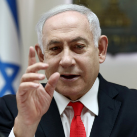 El primer ministro israelí, Benjamin Netanyahu, hace un gesto mientras preside la reunión semanal del gabinete en su oficina de Jerusalén el 15 de diciembre de 2019. Gali Tibbon / Pool a través de REUTERS