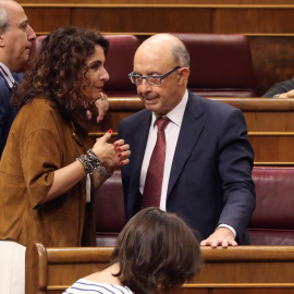 Foto de junio de 2018, de la ministra de Hacienda María Jesús Montero, conversando con su predecesor Cristóbal Montoro, al término del pleno del Congreso que aprobó definitivamente los Presupuestos de 2018. EFE