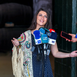 13/05/2022 La candidata de Vox a la Presidencia de la Junta de Andalucía, Macarena Olona, atiende a los medios de comunicación durante su visita a unas bodegas en Jerez (Cádiz)