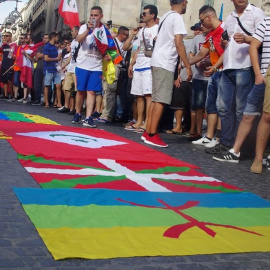 Imatge de la bandera amazic durant una concentració a la plaça Sant Jaume. Casa Amaziga de Catalunya