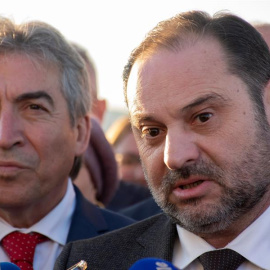 El ministro de Fomento en funciones, José Luis Ábalos (dcha), atiende a la prensa, tras el acto celebrado en el peaje de la AP-4 en la localidad sevillana Las Cabezas de San Juan, este lunes. EFE