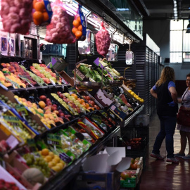 Puesto de frutas y verduras en un mercado de Madrid. E.P.