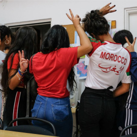 Cinco de las 13 menores marroquíes devueltas a Melilla por impago de su acogida en Palencia.- JOSÉ PALAZÓN/PRODEIN