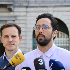El rapero Valtònyc atendiendo a los medios de comunicación con su abogado, Simon Bekaert, tras la sentencia del Tribunal de Apelación de Gante que rechaza la extradición, a 17 de mayo de 2022.