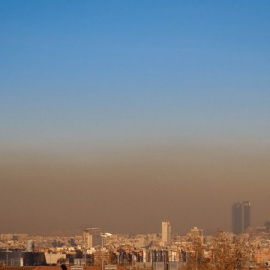 La 'boina' de contaminación sobre la ciudad de Madrid.  SERGIO CAMBELO