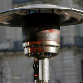 Vista de una estufa en una terraza, en una imagen de archivo. / EFE