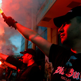 Miembros del partido ultraderechista griego Amanecer Dorado durante un acto de campaña de la formación en Atenas. - REUTERS