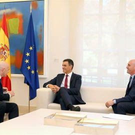 Pedro Sánchez durante el encuentro que ha mantenido con el presidente de la Federación Española de Fútbol, Luis Rubiales (derecha), y el presidente de la FIFA, Gianni Infantino (izquierda). | (FERNANDO CALVO | EFE)