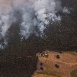 Columnas de humo descienden de uno de los más de 200 incendios que están arrasando Australia. EFE