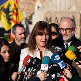 La portavoz del Grupo Junts per Catalunya en el Congreso de los Diputados, Laura Borràs, realiza una declaración ante los medios de comunicación durante la ofrenda floral a la tumba de Francesc Macià, en Montjuic (Barcelona) a 25 de diciembre de 2019.