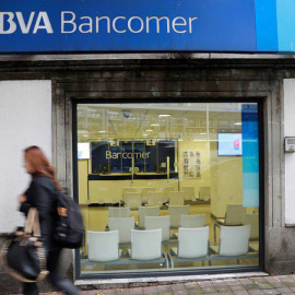 Una mujer pasa por delante de una sucursal de BBVA en Ciudad de México. REUTERS/Carlos Jasso