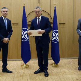 El secretario general de la OTAN, Jens Stoltenberg (en el centro de la imagen) recibe las solicitudes de ingreso en la Alianza de los embajadores de Finlandia y Suecia.