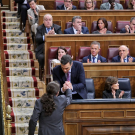 Pablo Iglesias estrecha la mano a Pedro Sánchez tras su intervención durante la investidura / Daniel Gago - Podemos