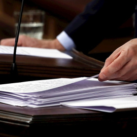 Detalle de las manos del presidente del Gobierno en funciones, Pedro Sánchez, en el Congreso de los Diputados durante su intervención en la primera jornada de su investidura como presidente del Gobierno. EFE/Juan Carlos Hidalgo