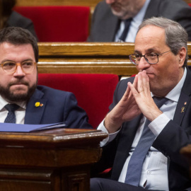 El presidente de la Generalitat, Quim Torra (d) asiste con el vicepresidente Pere Aragonés (i) en el Parlament de Catalunya. (QUIQUE GARCÍA | EFE)