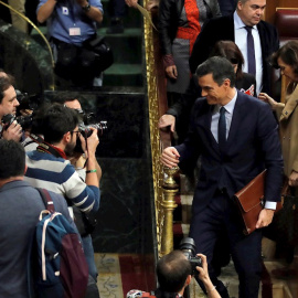 El presidente del Gobierno en funciones, Pedro Sánchez, y la vicepresidenta en funciones, Carmen Calvo, abandonan el hemiciclo al final de la segunda jornada del debate de investidura en el Congreso de los Diputados. EFE/Juan Carlos Hidalgo