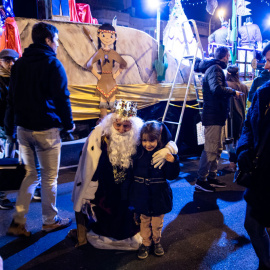 El rey Melchor, fotografiándose con un niña al finalizar la cabalgata de Hortaleza de 2019. SANDRA BLANCO