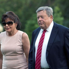 Fotografía de archivo que muestra a los padres de la primera dama estadounidense Melania Trump/ (Chris Kleponis / Pool / EFE