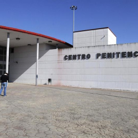 Fotografía de archivo de la fachada de la cárcel de Mansilla de las Mulas, en León, a donde Santiago izquierdo no regresó cuando aprovechaba un permiso. | Foto: EFE